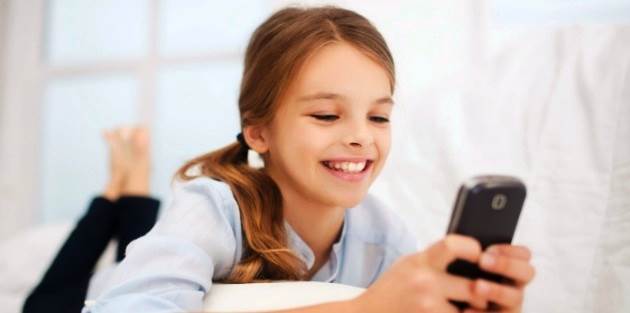 girl-with-smartphone