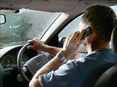 ΚΛΕΙΣΤΕ ΤΟ ΚΙΝΗΤΟ ΟΤΑΝ ΟΔΗΓΕΙΤΕ Όταν οδηγούμε κρατάμε τα μάτια μας στον δρόμο και όχι στο κινητό μας