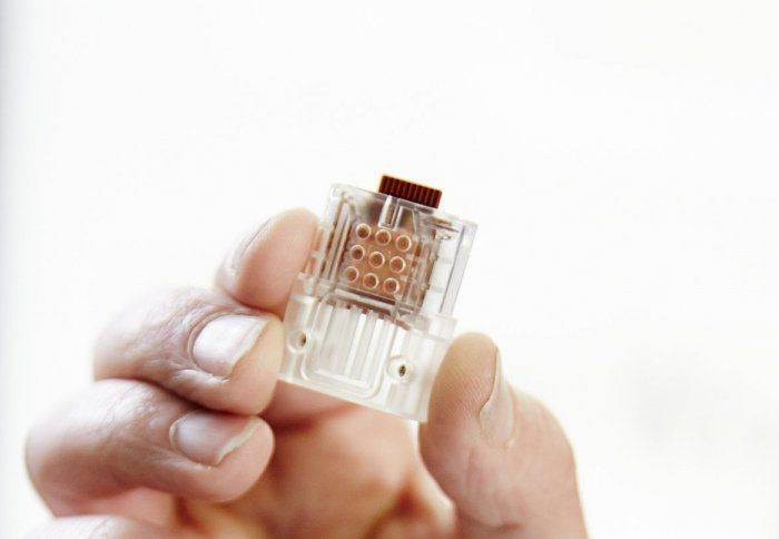 Blood tests via USB detects the HIV virus.